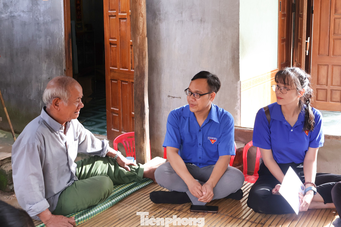 Ngoài ra, Đoàn trường cũng tổ chức thăm hỏi, tặng 5 suất quà cho các gia đình chính sách, người có công ở xã Đông Giang. tp-len-nui-day-boi-14.jpg