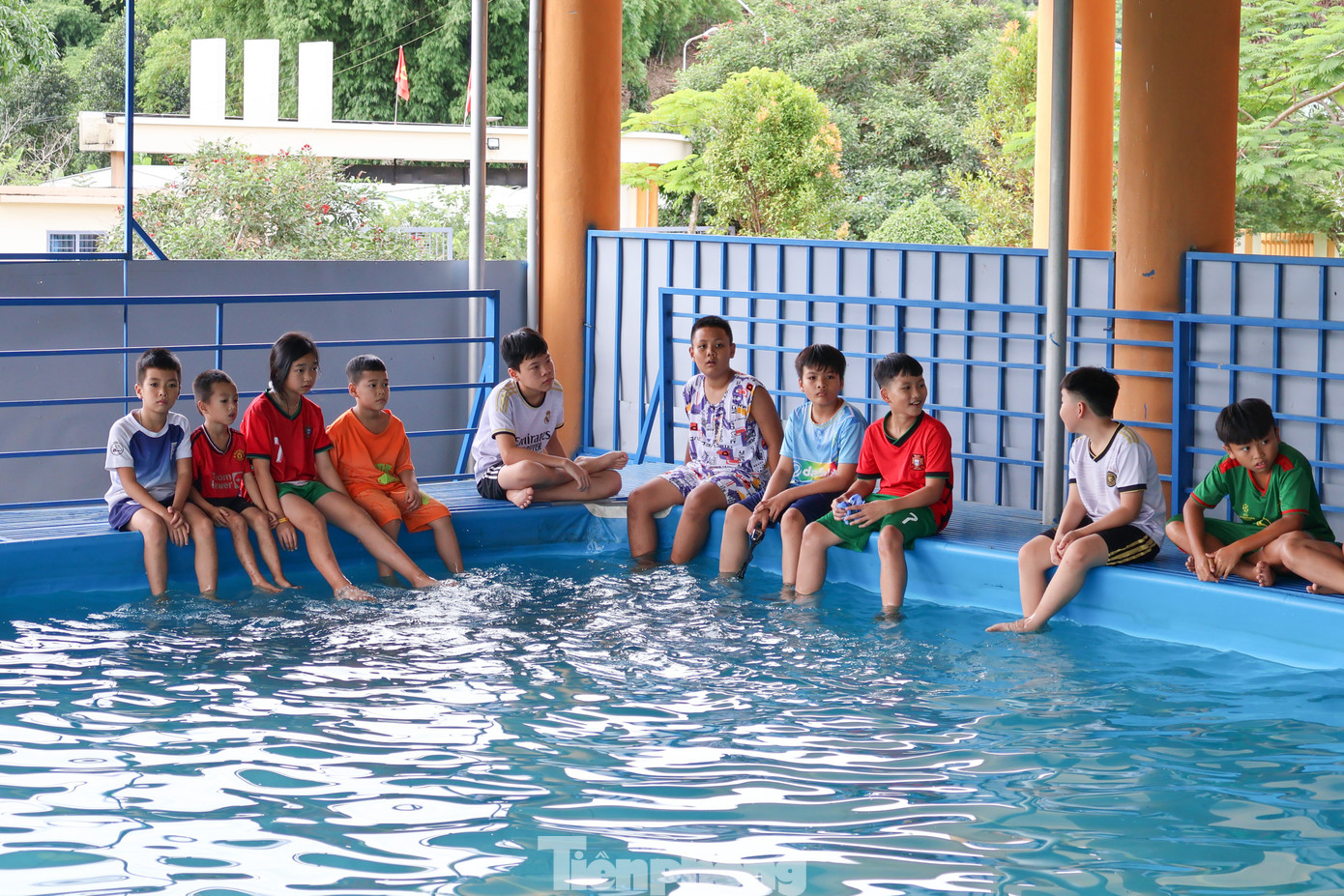 Nhiều năm nay, các lớp học kỹ năng Mùa hè xanh của Đoàn trường ĐH Thể dục - Thể thao Đà Nẵng đã hỗ trợ hàng ngàn trẻ em khó khăn ở Đà Nẵng và các tỉnh lân cận trang bị kỹ năng bơi, phòng chống đuối nước, tự vệ... tp-len-nui-day-boi-12.jpg