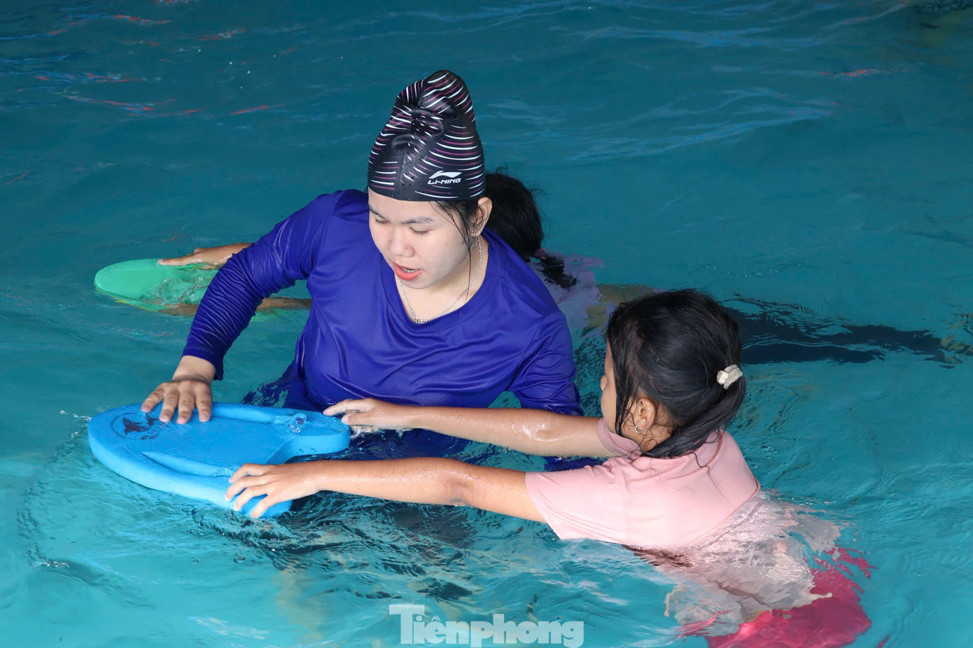 Dưới làn nước xanh, mỗi tình nguyện viên sẽ phụ trách hướng dẫn một nhóm các bạn nhỏ, để cùng các em thực hành các kỹ năng bơi , cách xử lý khi gặp các tình huống bất ngờ khi ở dưới nước... tp-len-nui-day-boi-16.jpg