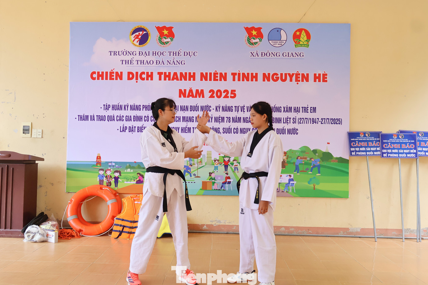 Bên cạnh lớp học bơi, lớp học kỹ năng tự vệ và phòng chống xâm hại trẻ em cũng đặc biệt thu hút các bạn nhỏ. Để tránh nhàm chán và giúp các em ghi nhớ lâu, các tình nguyện viên vừa giảng, vừa thực hành ngay tại lớp học để các em theo dõi. tp-len-nui-day-boi-2.jpg