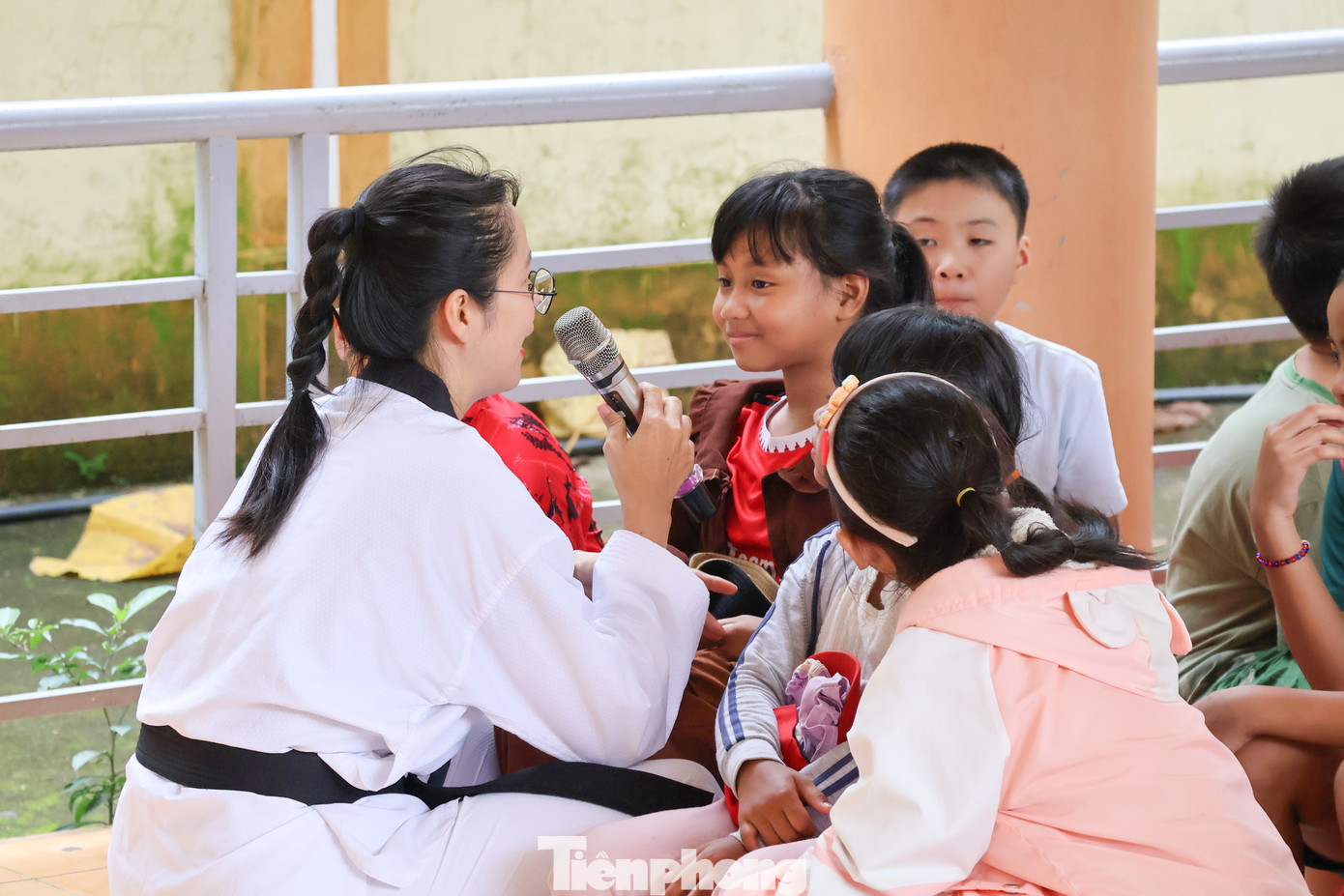 Những phần hỏi đáp có quà cũng được tổ chức xuyên suốt buổi học để nhắc lại và giúp các em ghi nhớ các kiến thức, kỹ năng đã học. Các thầy cô giáo đứng lớp là sinh viên chuyên ngành, dù không chuyên nhưng các thầy cô giáo trẻ vẫn thu hút các em bằng sự gần gũi, quan tâm. tp-len-nui-day-boi-10.jpg