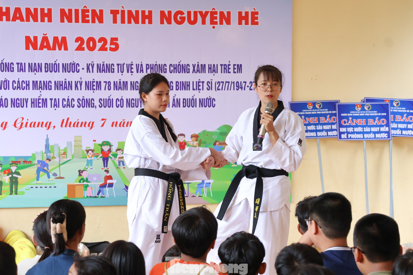 Những động tác dứt khoát, khéo léo nhưng không kém phần mạnh mẽ khiến các em nhỏ theo dõi không rời mắt, thi thoảng, những tràng pháo tay rộn rã vang lên. tp-len-nui-day-boi-8.jpg