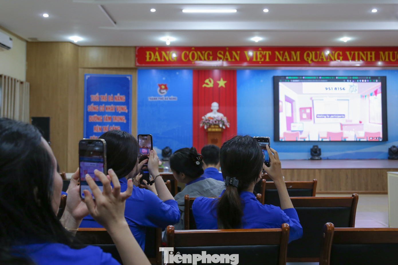Các bạn trẻ cùng học cách nhận diện nguy cơ từ mạng xã hội. Ảnh: Giang Thanh tp-mang-xa-hoi-an-toan-2.jpg