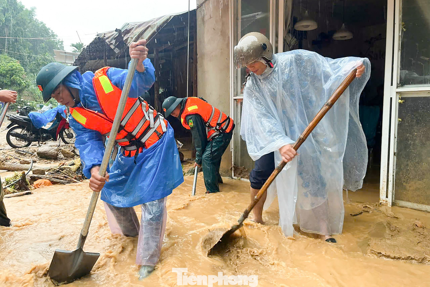 "Các bạn đoàn viên thanh niên tập trung khơi thông dòng chảy , không để xảy ra tình trạng ngập úng cục bộ; dọn dẹp cây cối, đất đá, chướng ngại vật trên các tuyến đường do nước lũ quét qua để lại; cùng lực lượng chức năng vận động, di dời người dân đến nơi an toàn...", anh Tâm nói. tp-doan-vien-thanh-nien-giup-dan-8.jpg