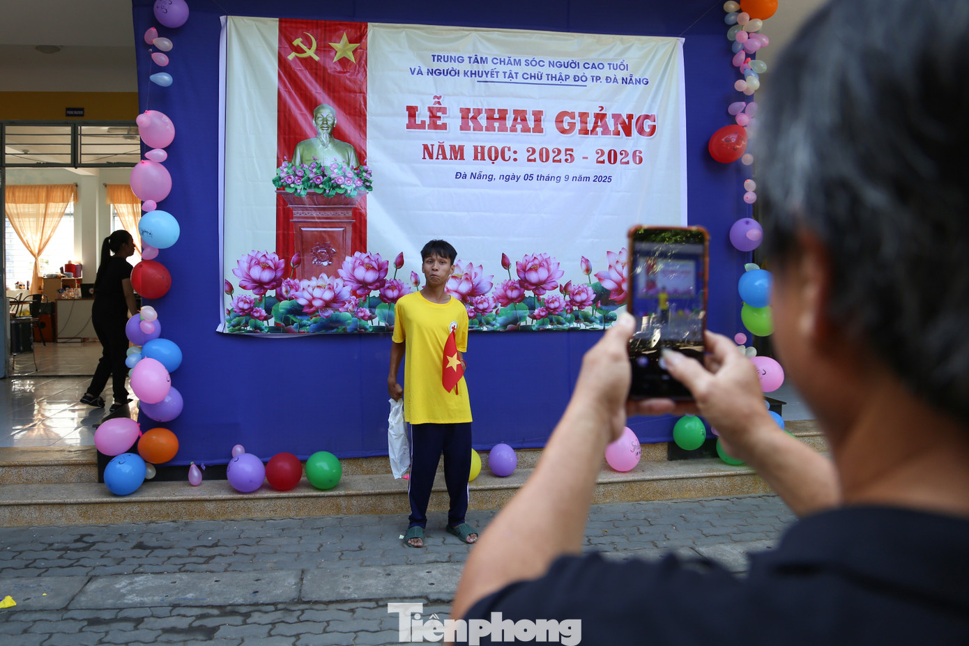 នៅចុងបញ្ចប់នៃពិធីបើក លោក Le Thanh Trung (កើតក្នុងឆ្នាំ 1971 នៅវួដ Dien Ban) បានថតរូបអនុស្សាវរីយ៍កូនប្រុសរបស់គាត់។ លោក Trung បានចែករំលែកថា tp-khai-giang-khuyet-tat-16.jpg