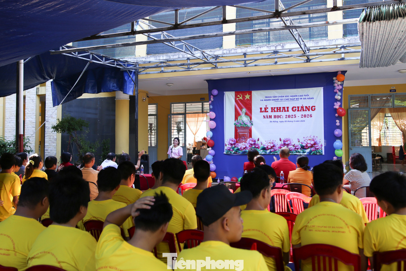 នាព្រឹកថ្ងៃទី៥ ខែកញ្ញា មជ្ឈមណ្ឌលកាកបាទក្រហម Da Nang សម្រាប់មនុស្សចាស់ និងជនពិការបានប្រារព្ធពិធីបើកសម្ភោធដល់និស្សិតពិការចំនួន៥៥នាក់ដែលកំពុងសិក្សា និងរស់នៅទីនោះ។ នេះជាលើកទីមួយហើយ ដែលមជ្ឈមណ្ឌលនេះបានរៀបចំពិធីសម្ពោធសម្រាប់សិស្សានុសិស្ស (អាយុ ១៥-២៥ ឆ្នាំ)។ រូបថត៖ Giang Thanh tp-khai-giang-khuyet-tat-8.jpg