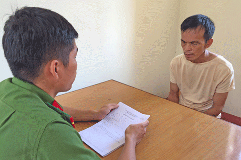 Đối tượng Chuyển (bìa phải) khai nhận hành vi của mình tại cơ quan công an *ảnh: Nguyệt My.