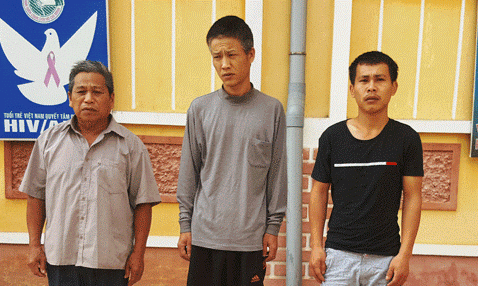 Các đối tượng buôn bán, tiêu thụ ma túy bị bắt tại cơ quan công an. Ảnh: Nguyễn Thái.