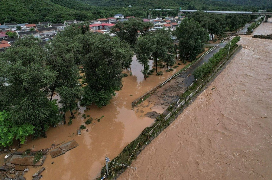 Nước ngập ở quận Mật Vân (Bắc Kinh) flood.jpg