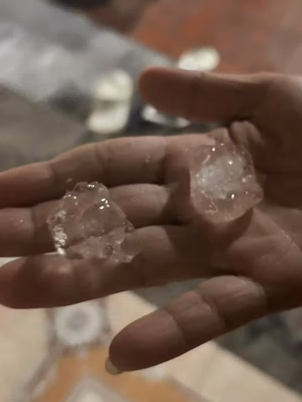 Mưa đá rơi tại Hà Nội trong cơn dông buổi tối