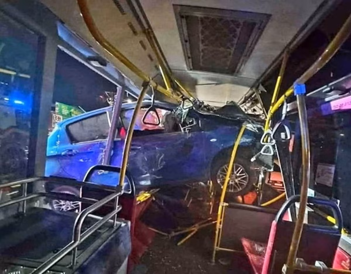 Chiếc Toyota Yaris sau cú va chạm mạnh với xe bus.