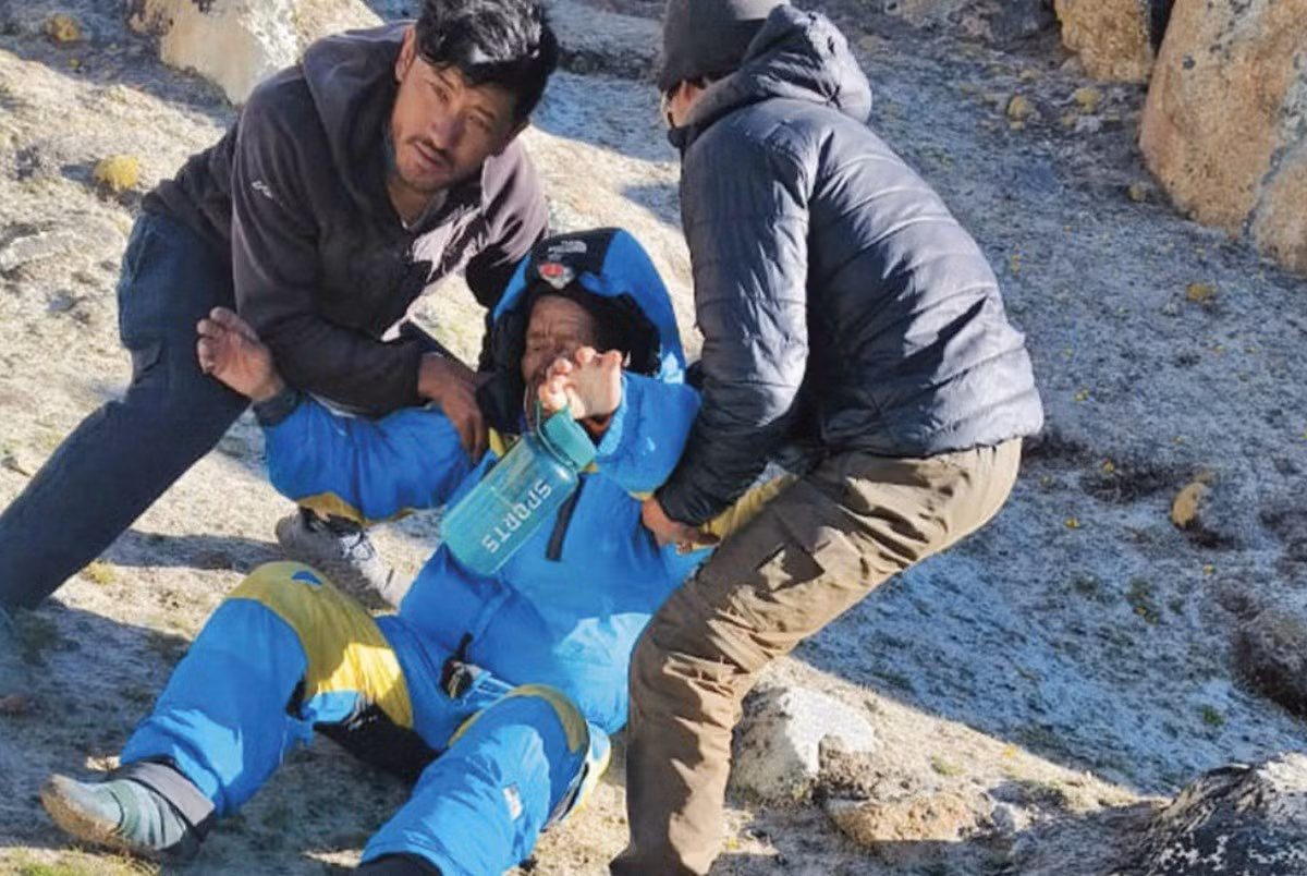 Người Sherpa được tìm thấy sau nhiều ngày mất tích trên Everest