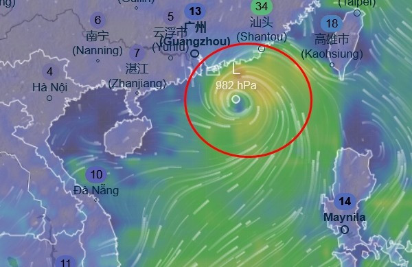 ECMWF dự báo hệ thống đi vào Biển Đông vào 19/7 là bão chứ không chỉ là ATNĐ. Ảnh: Ventusky, EMCWF. ecmwf-jul19-eve.jpg