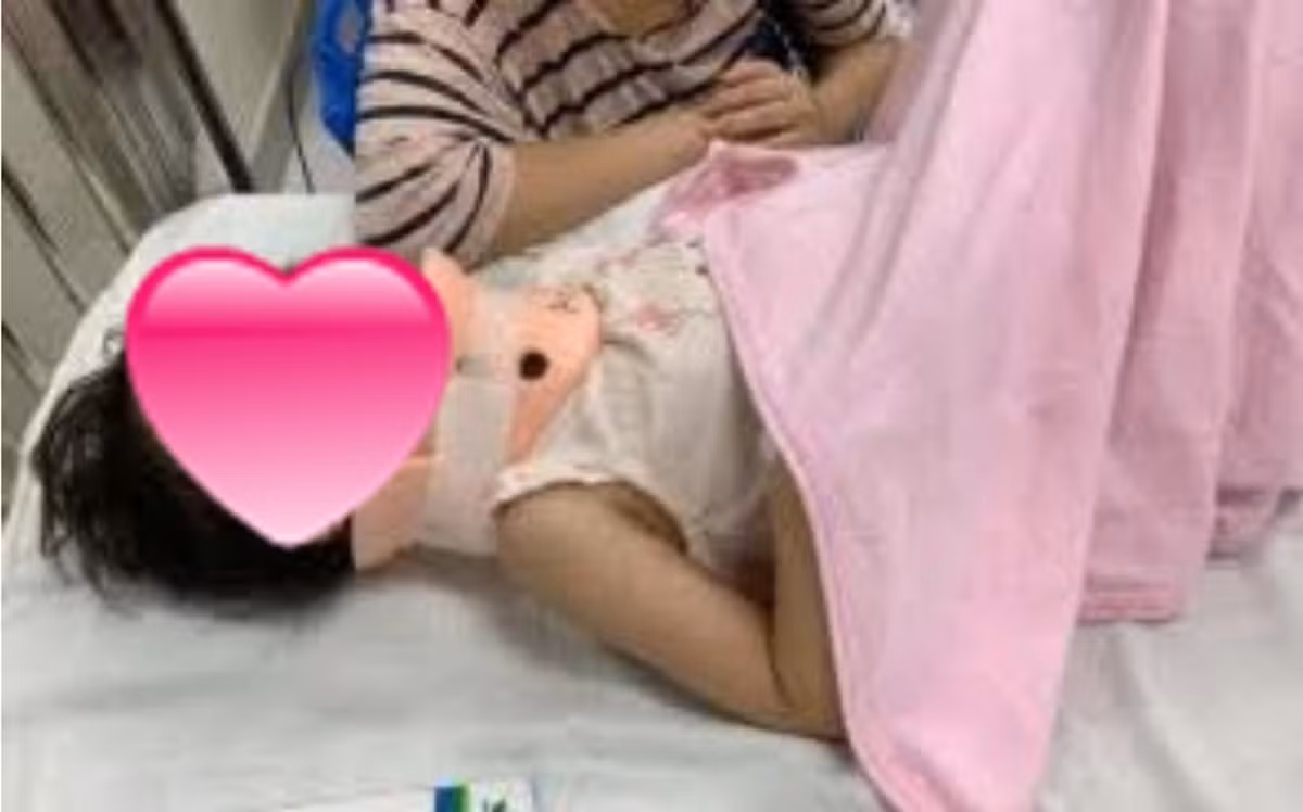 Bé gái ở Hà Nội nhập viện sau khi bị xô ngã từ cầu trượt ở sân chơi chung cư