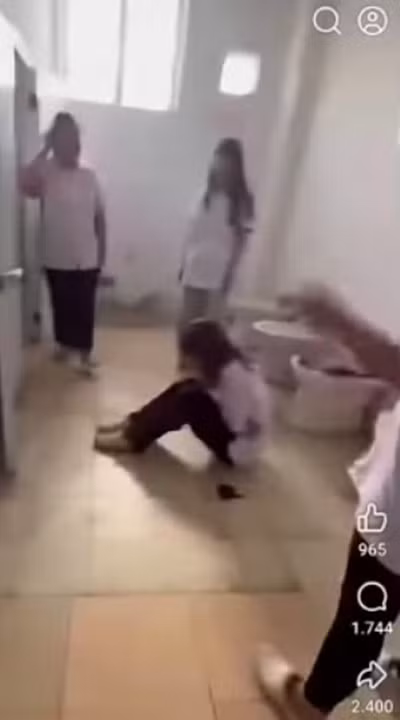 Nữ sinh bị đánh trong nhà vệ sinh tại Phú Thọ, vụ việc gây chú ý