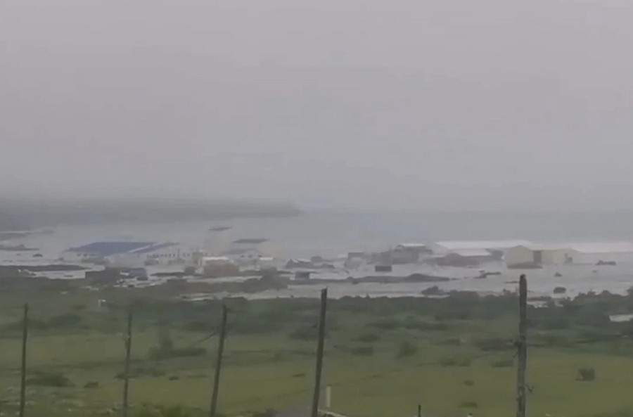 Một hình ảnh hậu quả của sóng thần ở Severo-Kurilsk (Nga). Ảnh: Viện Khảo sát Địa Vật lý thuộc Viện Hàn lâm Khoa học Nga, AP. tsu.jpg