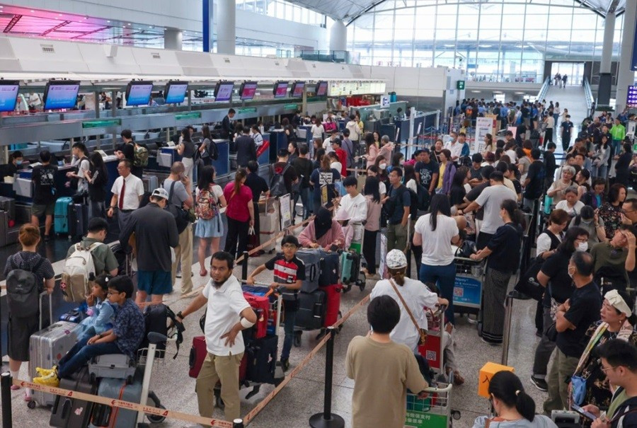 Sân bay ở Hong Kong rất đông khi các chuyến bay bắt đầu hoạt động trở lại. Ảnh: Dickson Lee. air.jpg