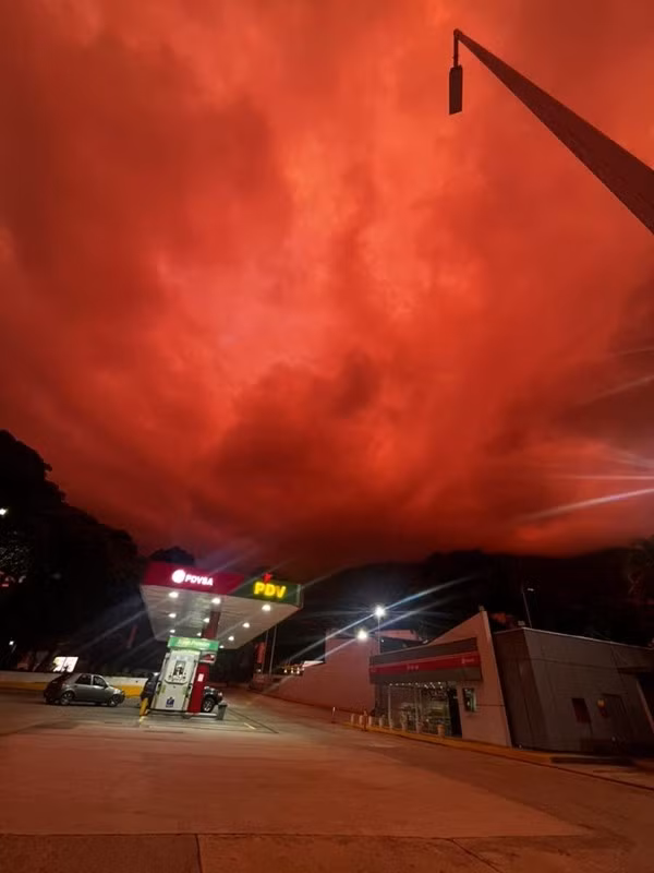 Bầu trời đỏ rực trên thủ đô Caracas của Venezuela sau động đất.