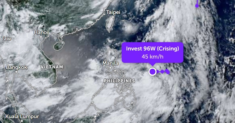 Vị trí của ATNĐ Crising lúc chiều 16/7 (giờ Việt Nam). Ảnh: Zoom Earth, JMA/ NOAA/ CIRA, Himawari. crising-jul16-1400.jpg