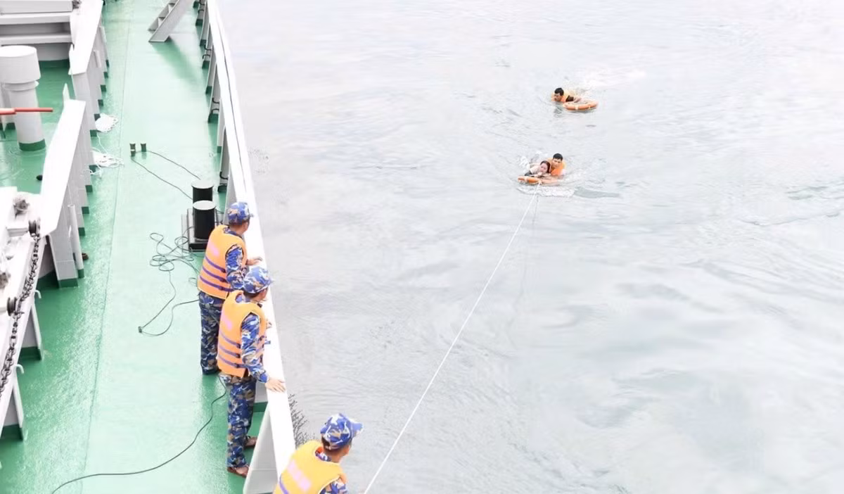 Tàu cứu hộ cứu một nạn nhân bị sóng cuốn ở Mũi Nghê.