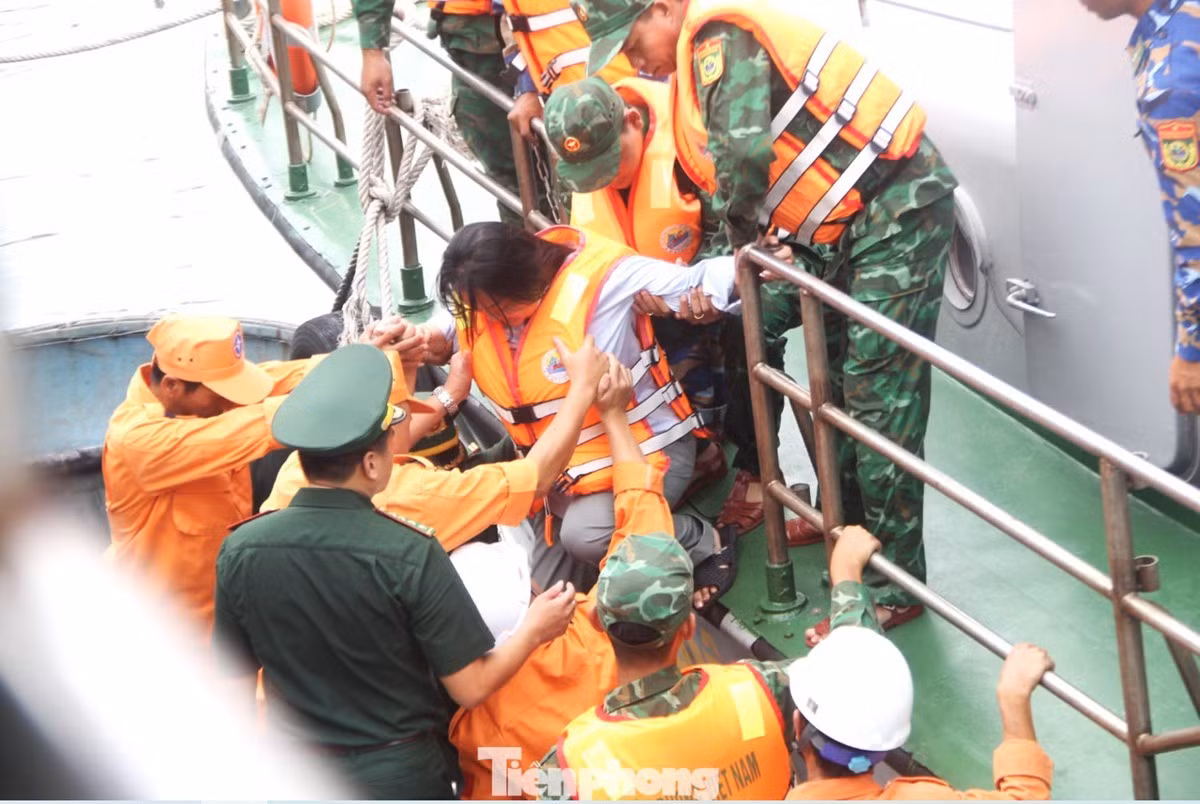 Lực lượng cứu hộ đưa cô gái trôi dạt gần 8 giờ trên biển vào bờ.