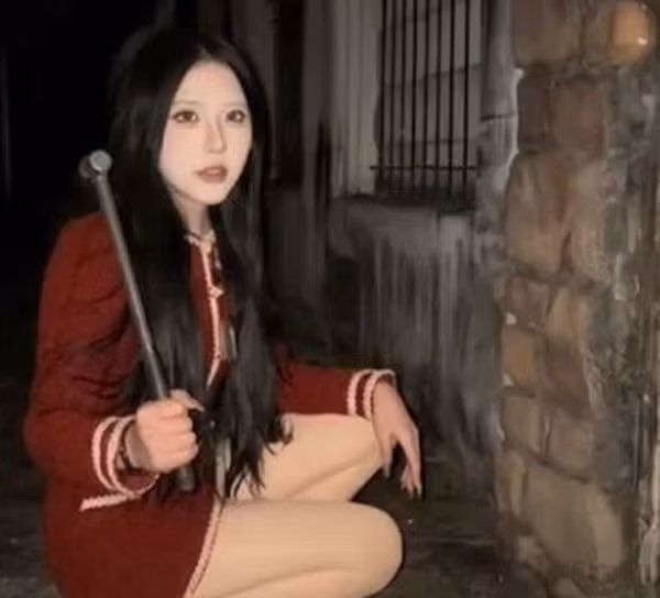 Jiang Xiaorou trong một video thử thách những điều kiêng kỵ dân gian