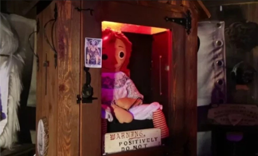 Búp bê Annabelle ngồi trong một chiếc hộp ở bảo tàng các đồ vật huyền bí của Warren. Ảnh: NBC. doll.jpg