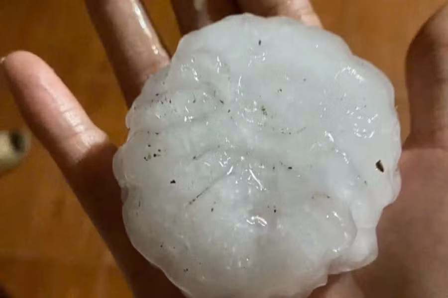 Viên mưa đá đường kính lớn bất thường trong cơn dông