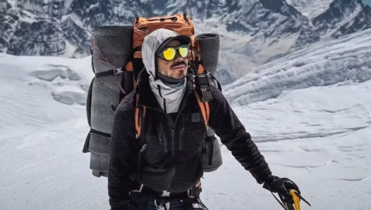 Nhà leo núi Nirmal Purja trong chuyến leo Everest.