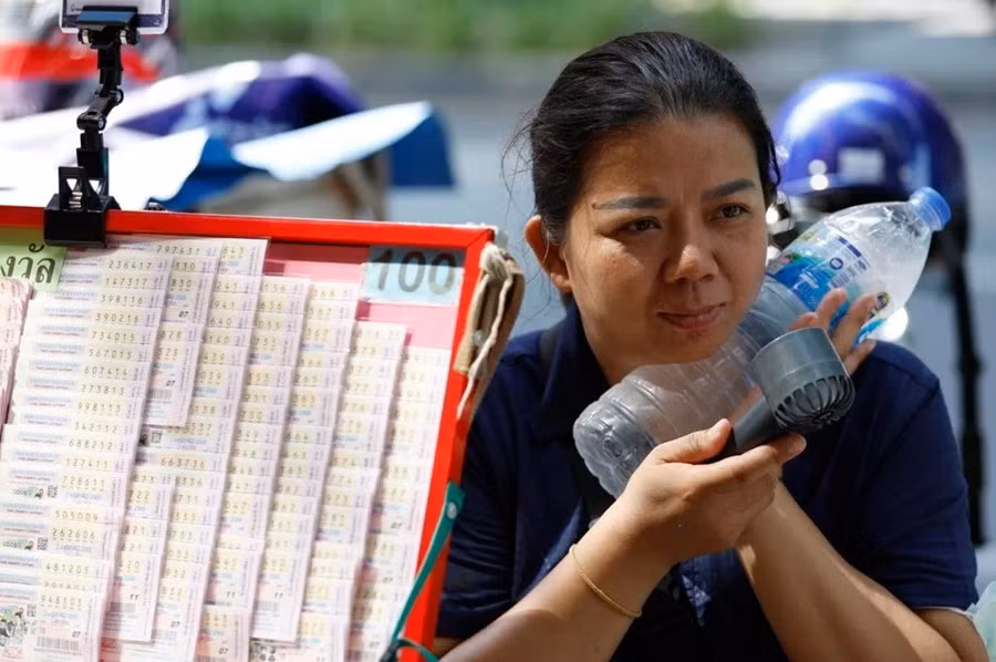 Người dân Bangkok dưới trời nắng nóng với nhiệt độ cảm nhận vượt 50 độ C