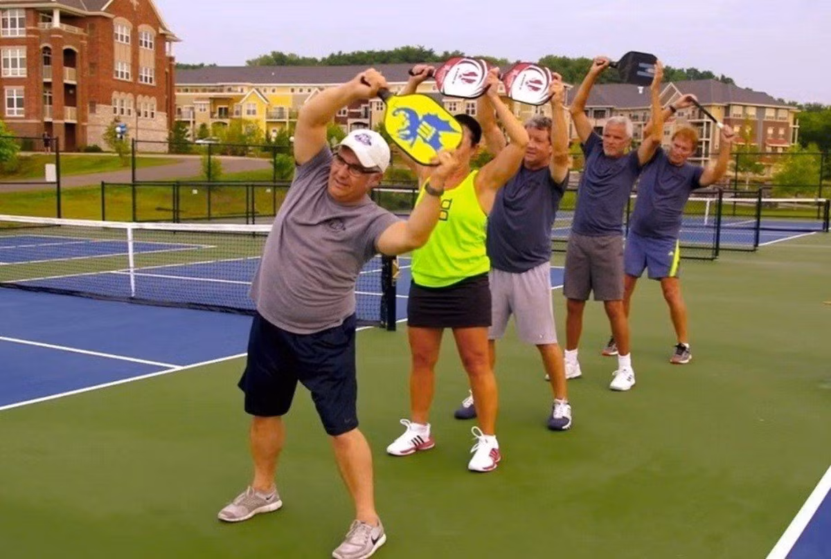 Nam giới trung niên tham gia chơi pickleball ngoài trời