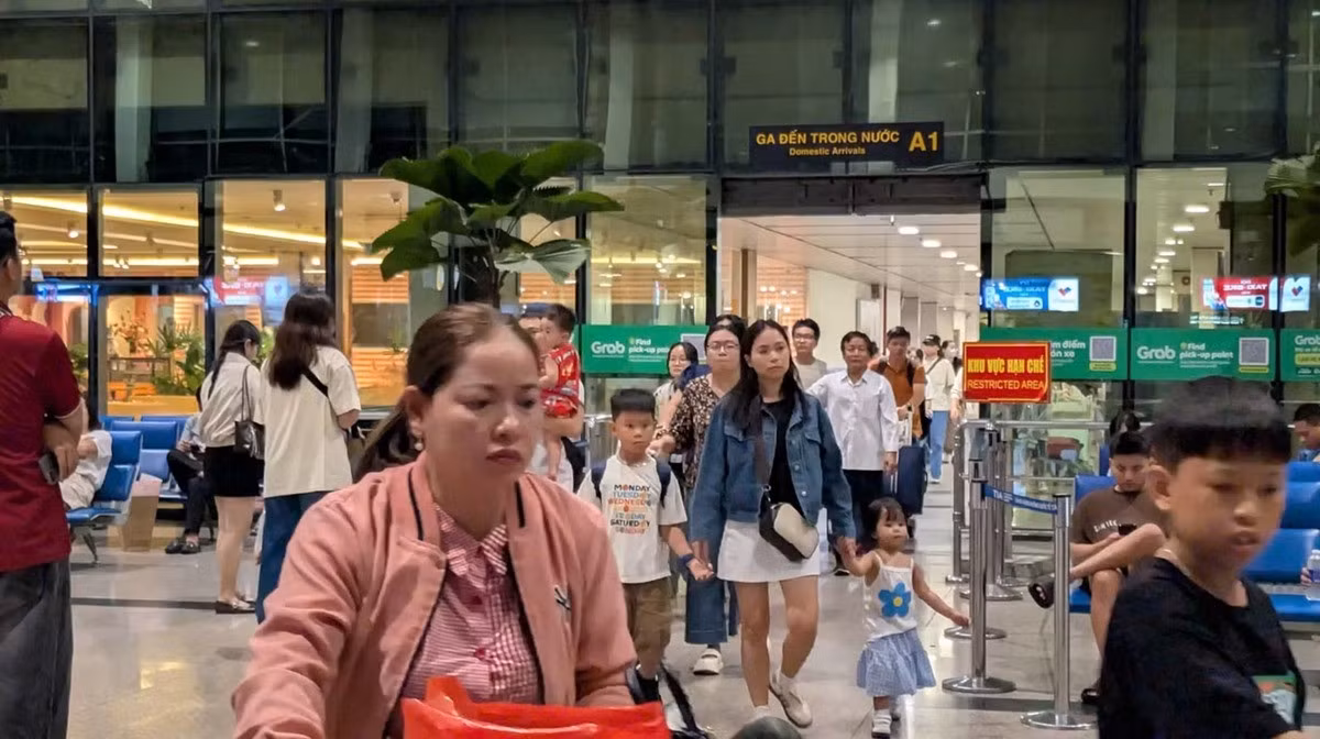 Hành khách sân bay Tân Sơn Nhất