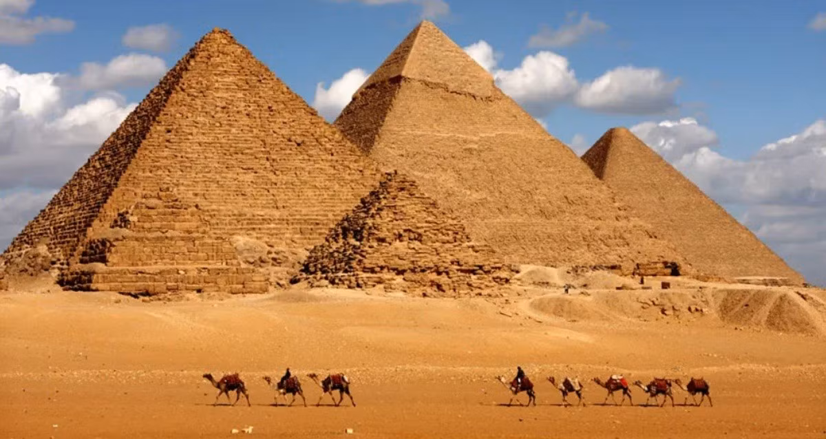 Cao nguyên Giza nơi đặt quần thể Kim tự tháp nổi tiếng