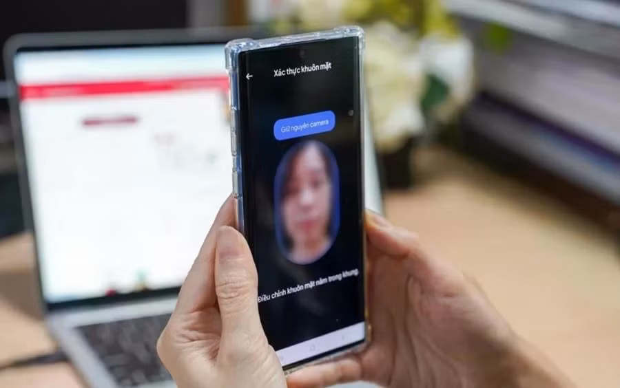 Người dùng xác thực khuôn mặt trong ứng dụng ngân hàng