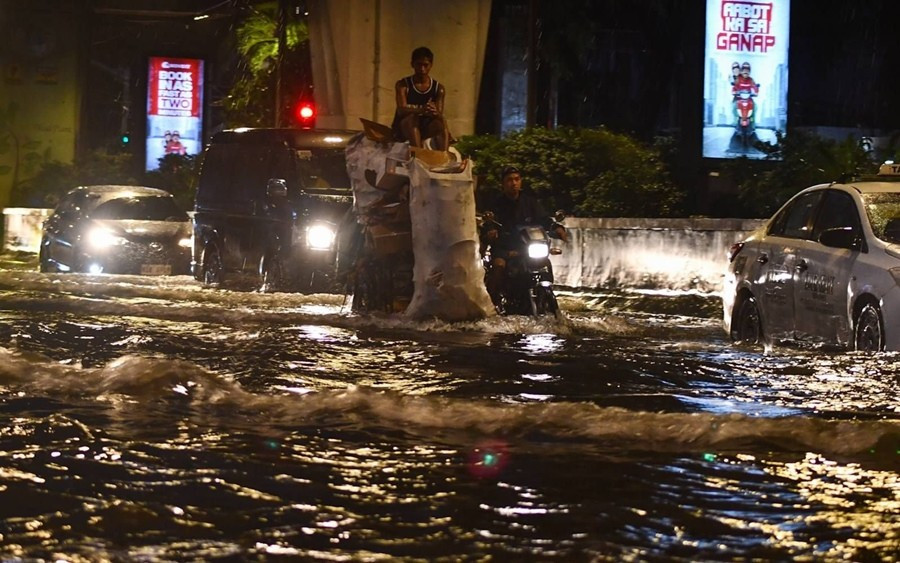 Đường phố ở thủ đô Manila (Philippines) ngập vào sáng sớm nay, 19/7, do mưa lớn từ ảnh hưởng của bão Wipha. Ảnh: Norman Cruz. manilaflood.jpg