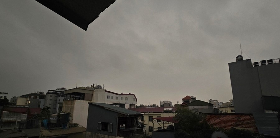 Bầu trời thường đột ngột tối sầm khi sắp có dông. Ảnh: TPO. dark.jpg