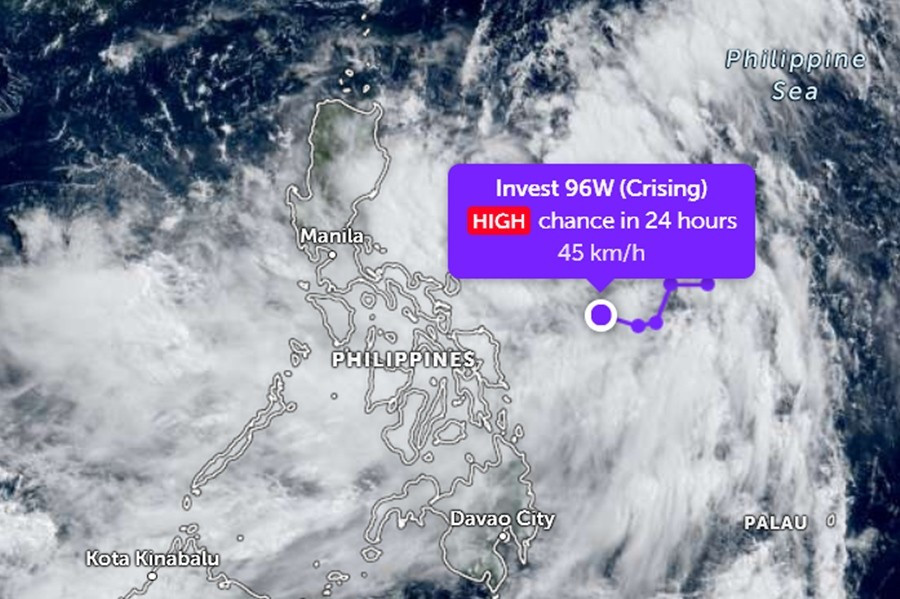 Vị trí của ATNĐ Crising (tên gọi ở Philippines) vào sáng nay, 17/7. Dự báo nó sẽ thành bão ngay trong hôm nay. Ảnh: Zoom Earth, JMA/ NOAA/ CIRA, Himawari. crising-jul17-am.jpg