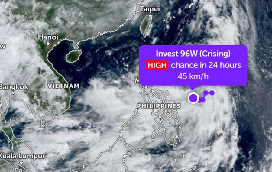 Vị trí lúc sáng 17/7 của ATNĐ 96W (Crising), dự báo sắp mạnh lên thành bão. Ảnh: Zoom Earth, JMA/ NOAA/ CIRA, Himawari. crising-jul17-am-419.jpg