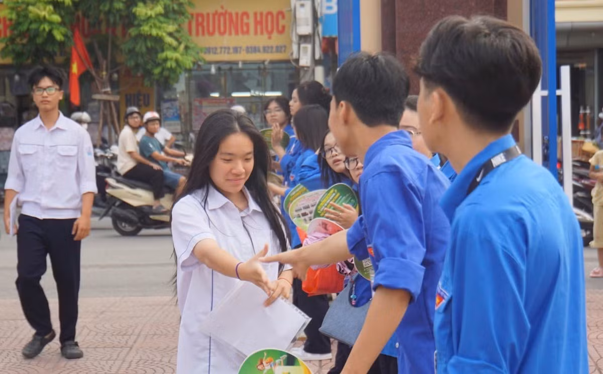 Học sinh thi Ngữ văn với câu hỏi về Steve Jobs Việt Nam