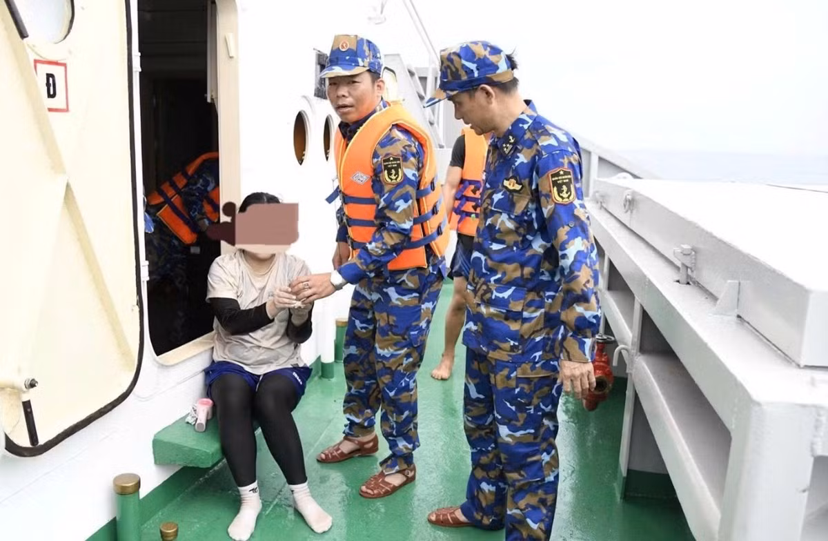 Lực lượng chức năng cứu người bị sóng cuốn tại Mũi Nghê, bán đảo Sơn Trà