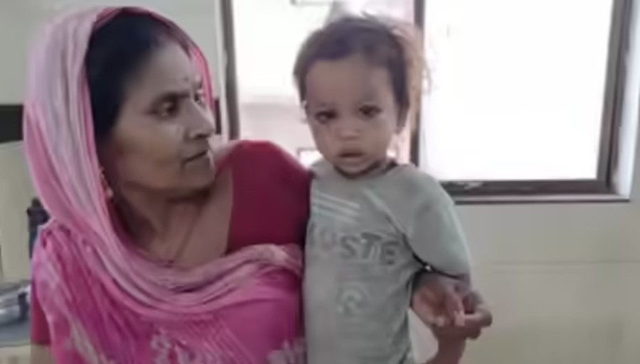 Govinda và bà. Ảnh: India Times. govinda.jpg