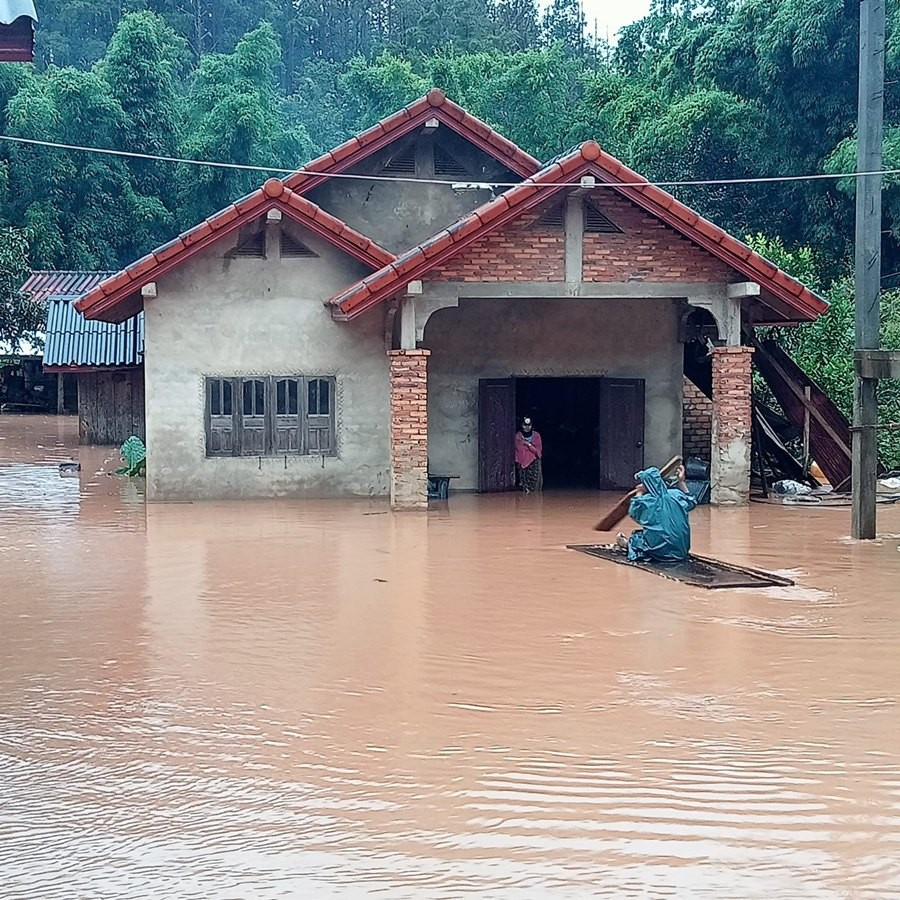 Ngập lụt làm ảnh hưởng đến cuộc sống của nhiều người dân. Ảnh: The Laotian Times. flashflood.jpg