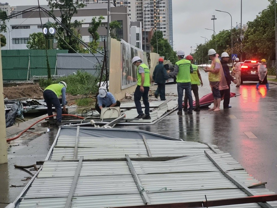 Gió mạnh trong cơn dông chiều 19/7 ở Hà Nội khiến nhiều tấm tôn ở các công trình xây dựng bị cuốn bay, rất nguy hiểm. Ảnh: TPO. roof.jpg