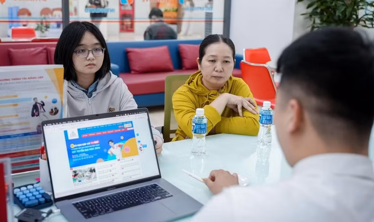 Thí sinh tìm hiểu thông tin đăng ký nguyện vọng đại học.