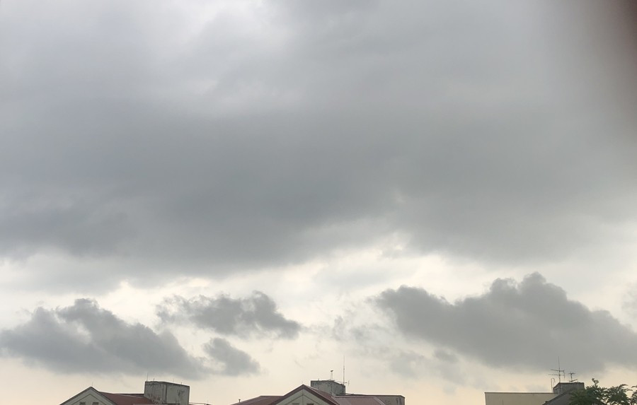 Mây rời rạc trông như "ảo ảnh" trên bầu trời ở Hà Nội chiều 26/7. Ảnh: HHT. img-5339.jpg
