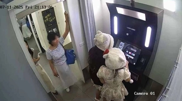 Một trong 2 nữ du khách thúc giục 2 cô gái chụp ảnh nhanh lên. Ảnh: YouTube. ur-5822.jpg