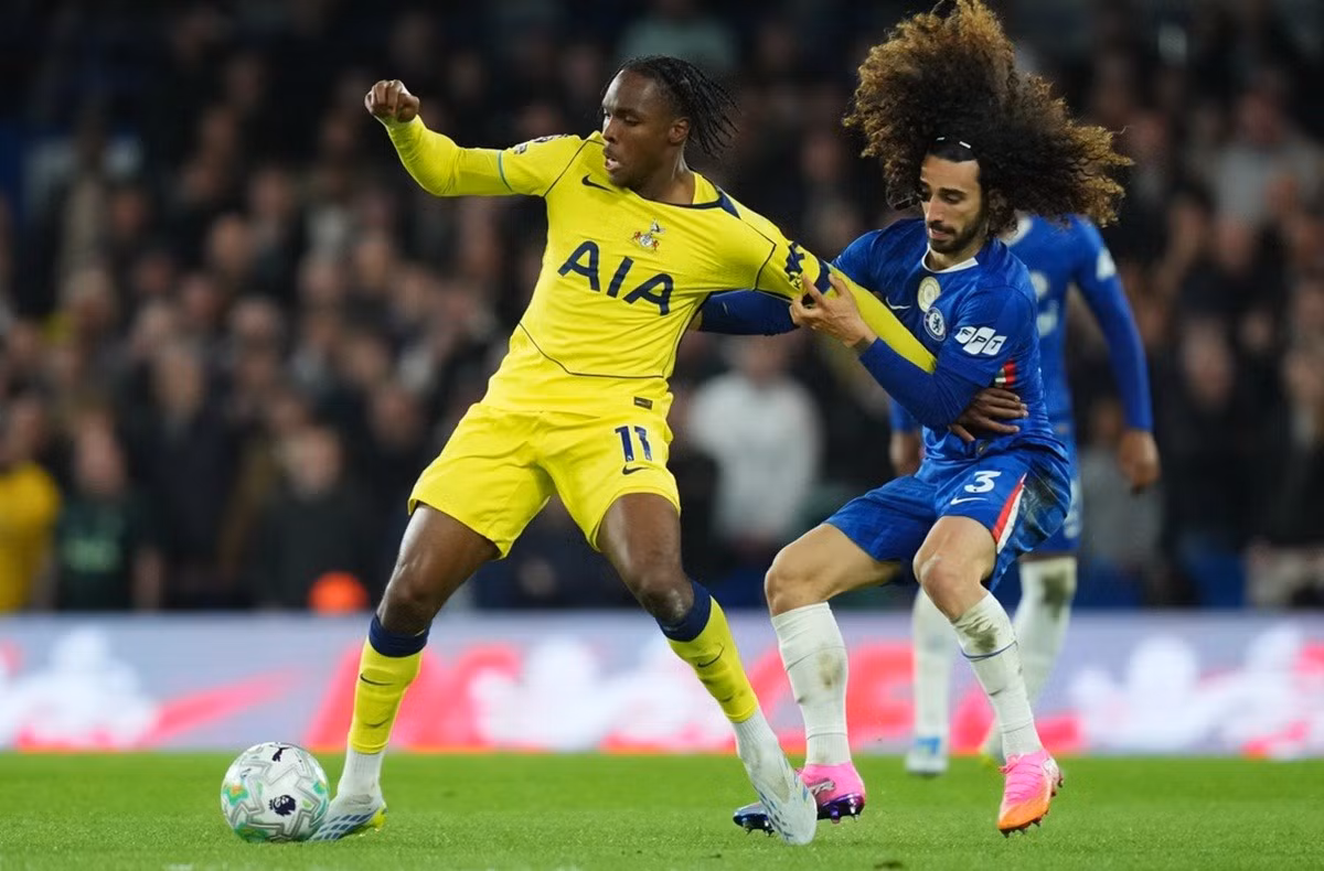 Marc Cucurella với mái tóc xoăn nổi tiếng