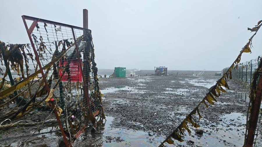 Một cảng biển ở Severo-Kurilsk bị hư hại do sóng thần. Ảnh: OSINT Technical. town.jpg
