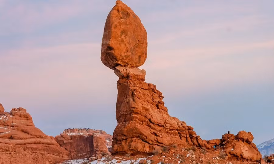 Balanced Rock tại công viên Arches Mỹ trông chênh vênh