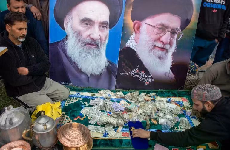 Người dân Kashmir quyên góp tiền vàng, trẻ em đập lợn đất ủng hộ Iran